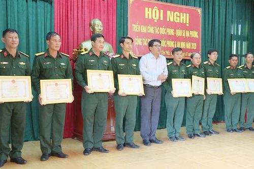 20 tập thể và 51 cá nhân được khen thưởng về công tác quốc phòng, quân sự