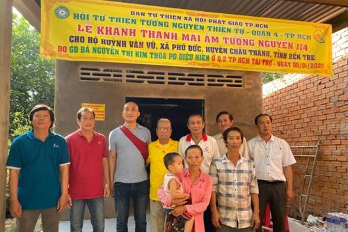 Bàn giao cầu bê-tông, 4 nhà tình thương, tặng quà Tết