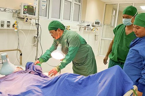 Cảnh khốn cùng của 2 mẹ con bị đá tảng lăn từ trên núi đè