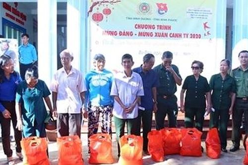 Công an tỉnh Bình Dương tặng quà, khám bệnh cho hơn 200 người dân nghèo
