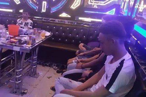 Hơn 30 dân chơi trong quán karaoke dương tính ma túy
