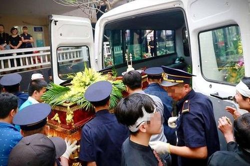 Những ai không nên đi viếng đám ma?
