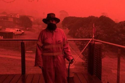 Mạng xã hội ngập ảnh bầu trời đỏ do cháy rừng ở Australia