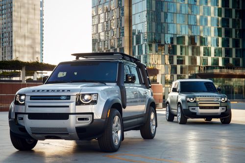 Land Rover Defender 2020 khoe công nghệ kết nối 2 smartphone cùng lúc