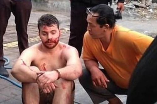 Đánh cảnh sát và các hành động khi say của du khách