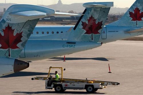 Bánh rơi khi cất cánh, máy bay Canada phải quay đầu