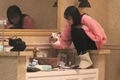 Trịnh Sảng gây tranh cãi khi ngồi lên bệ rửa tay