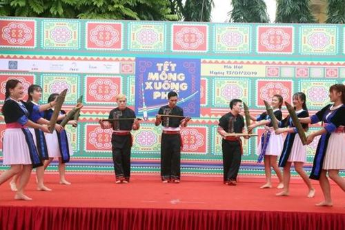 Tết Mông xuống phố... Hà Nội