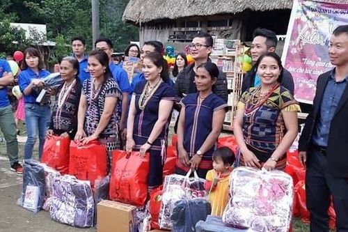 Mang chút Xuân về cùng thôn Pơr'ning