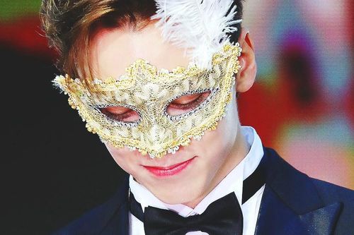 'Nín thở' với vẻ đẹp tựa chàng Romeo của Vernon (Seventeen) tại Golden Disc Awards