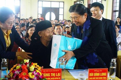 Đồng chí Tòng Thị Phóng dự Chương trình 'Tết yêu thương' tại Nghệ An