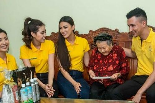 Top 3 Hoa hậu Hoàn vũ 2019 thăm Mẹ Việt Nam Anh hùng Phạm Thị Nhược