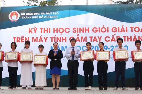 Sôi nổi kỳ thi học sinh giỏi giải toán trên máy tính cầm tay Casio