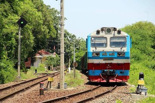 Đường sắt 'khốn đốn' vì hàng không giá rẻ lấn hết thị phần?