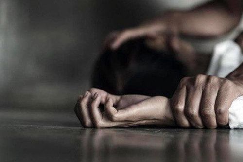 Bé gái 14 tuổi ở Hà Nội bị bạn trai cưỡng hiếp trong nhà nghỉ