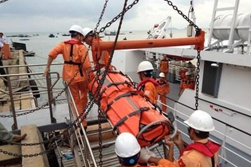Điều tàu SAR 412 đưa ngư dân bị nạn trên biển về bờ chữa trị