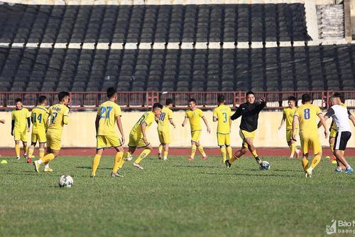 Cả V.League rộn ràng mua sắm, SLNA vẫn đợi tiền