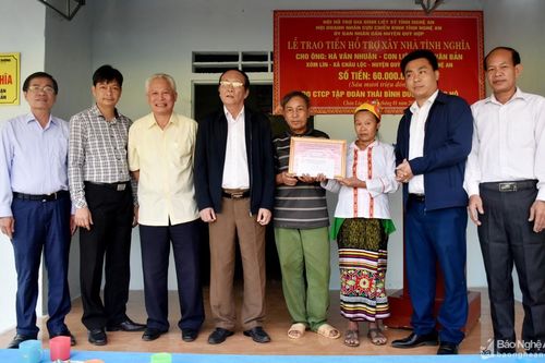 Trao 60 triệu đồng hỗ trợ xây nhà tình nghĩa cho thân nhân liệt sỹ ở Quỳ Hợp