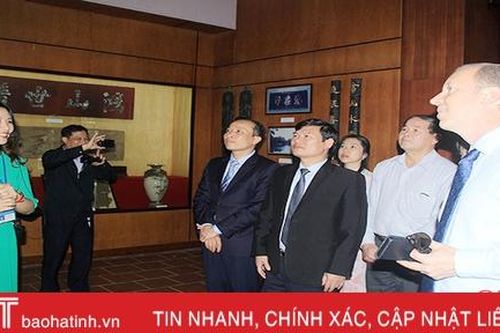 Đại sứ Vương quốc Anh tại Việt Nam tham quan Khu di tích Nguyễn Du