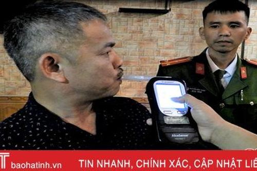 Hà Tĩnh phạt gần 290 triệu với 54 lái xe vi phạm nồng độ cồn, tạm giữ 1 đối tượng chống đối