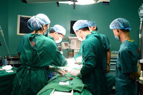 Cứu sống nữ bệnh nhân 33 tuổi khó thở vì khối u di căn