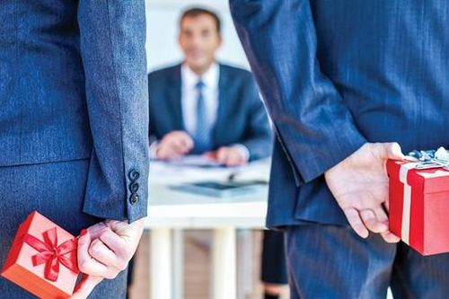 Cấm tặng quà tết có được không?