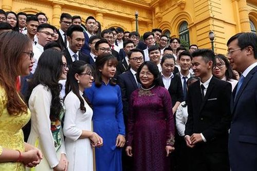 Phó Chủ tịch nước gặp mặt các sinh viên tiêu biểu
