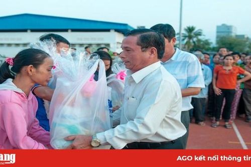 Giao lưu bóng đá và tặng quà Tết cho hộ nghèo, hộ khó khăn TP. Long Xuyên