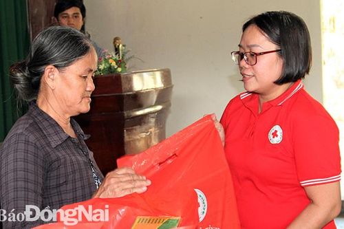 Tặng quà Tết cho người nghèo, khó khăn