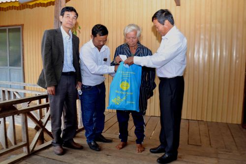 Lãnh đạo tỉnh thăm, tặng quà gia đình chính sách