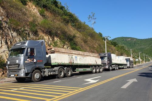 Phạt 3 xe quá tải hơn 262 triệu đồng, tước giấy phép lái xe 3 tháng