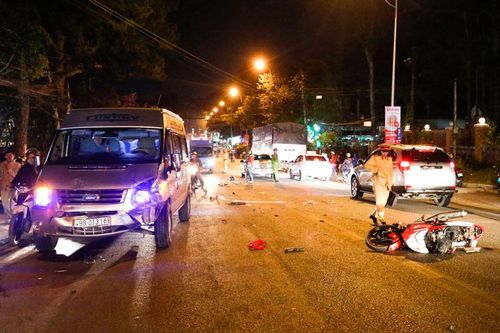 Xe máy va chạm liên hoàn, 2 thanh niên thương vong