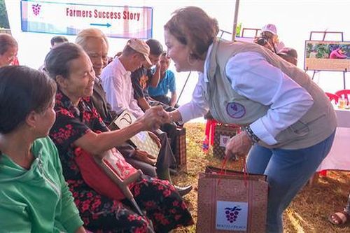 Tổ chức Roots of Peace gặp gỡ nông dân, nạn nhân bom mìn tại huyện Cam Lộ