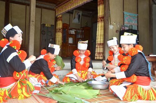 Tết sớm Bản Dao Phiêng Tạ