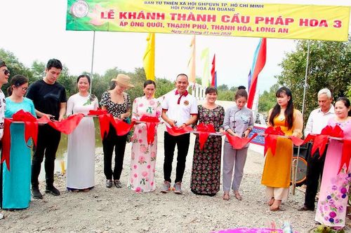 Khánh thành cầu, tặng quà học sinh, người nghèo