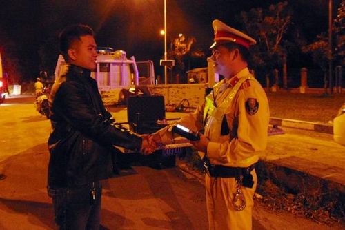 Theo chân CSGT xử lý vi phạm nồng độ cồn