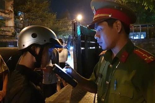 Tài xế năn nỉ, đôi co bất thành khi bị phạt nồng độ cồn