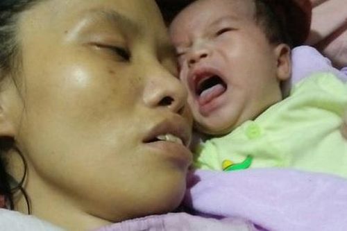 Nỗi đau của người mẹ nằm liệt sau sinh nhìn con thơ phải sống nhờ nguồn sữa của 'người lạ'