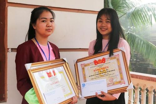 Thanh Hóa: Khen thưởng 2 nữ sinh nhặt được của rơi trả người đánh mất