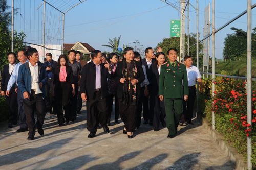 Phó Chủ tịch Thường trực Quốc hội Tòng Thị Phóng trao quà 'Tết yêu thương' ở Hà Tĩnh