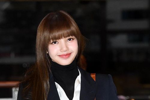 Lisa (Black Pink) diện toàn đồ hiệu ra sân bay