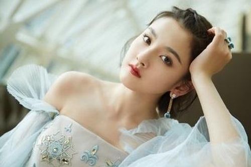 'Na Tra' Tống Tổ Nhi phủ nhận hẹn hò tài tử hơn 16 tuổi