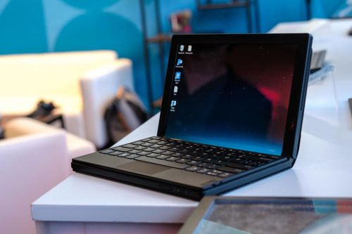 Laptop màn hình gập đầu tiên trên thế giới, giá 2.500 USD