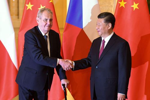 Trung Quốc bị tố mua ảnh hưởng vì tỷ phú Czech 'nịnh' quá đà