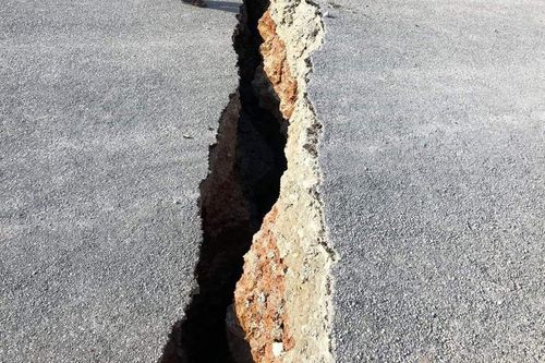 Đường đang thi công sụt lún, nứt toác ở Long An