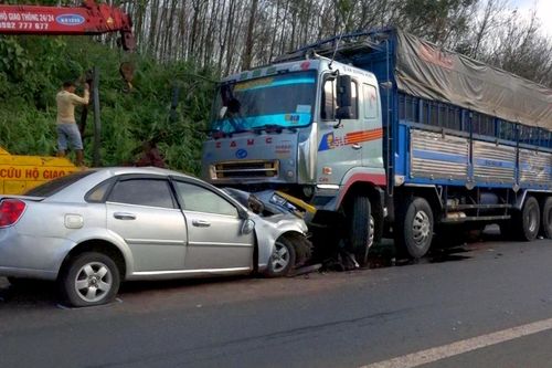 Xe 4 chỗ đấu đầu ôtô tải, tài xế kẹt cứng bên trong