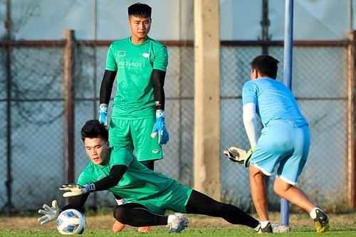 Văn Toản băng tay, cạnh tranh quyết liệt với Bùi Tiến Dũng