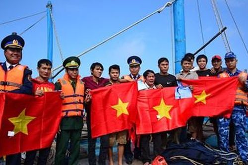 Bộ tư lệnh Vùng Cảnh sát biển 1 tặng quà Tết cho ngư dân huyện đảo Bạch Long Vĩ