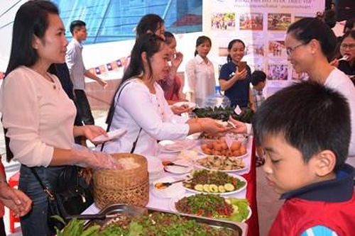 Những 'đứa con' Lào trong gia đình Việt