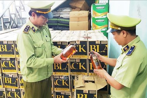 Bia, pháo lậu vẫn len vào thị trường nội địa